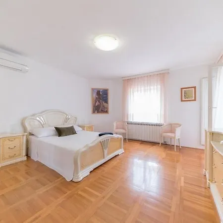 빌라 Luxury With A Swimming Pool - Diklo, - 22230